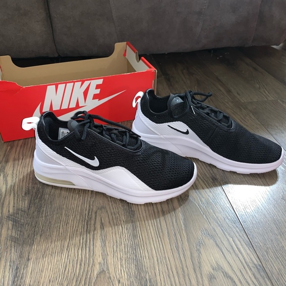 air max motion 2 black and white